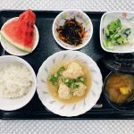 7月27日水曜日　きょうのお昼ごはんは、つくねおろし煮・ひじきと人参のサラダ・わさび和え・みそ汁・くだものでした。