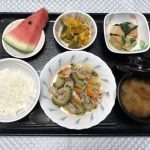 7月29日金曜日　きょうのお昼ごはんは、肉野菜炒め・塩昆布かぼちゃ・含め煮・みそ汁・くだものでした。