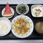 ８月1日月曜日　きょうのお昼ごはんは、カレー肉じゃが・りんごと大根のサラダ・ごま和え・みそ汁・くだものでした。