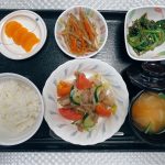 8月3日水曜日　きょうのお昼ごはんは、豚肉とトマトのねぎ塩和え・きんぴら・めがぶ和え・みそ汁・くだものでした。