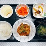 8月6日土曜日　きょうのお昼ごはんは、なすのミートグラタン・豆豆サラダ・人参の薄甘煮・スープ・くだものでした。