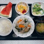 8月8日月曜日　今日のお昼ご飯は、和風ポトフ・天かす和え・炒り卵・みそ汁・くだものでした。