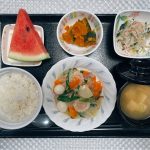 8月9日火曜日　きょうのお昼ご飯は、八宝菜・おろし和え・カボチャ煮・みそ汁・くだものでした。