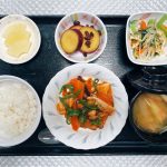 8月10日水曜日　きょうのお昼ご飯は、酢鶏・中華風おひたし・さつまいものオレンジ煮・みそ汁・くだものでした。