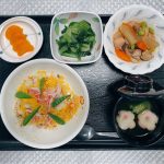 8月11日木曜日　きょうのお昼ご飯は、ちらし寿司・鶏肉と根菜の煮物・からし和え・お吸い物・果物でした。