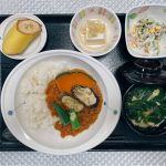 8月12日金曜日　きょうのお昼ご飯は、夏野菜カレー・ゴーヤサラダ・ネギ塩奴・みそ汁・果物でした。