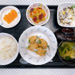 8月15日月曜日　きょうのお昼ご飯は、オクラの鶏つくね、キャベツとひじきのマヨ和え、コロコロ煮、みそ汁、くだものでした。