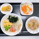 8月16日火曜日　きょうのお昼ご飯は、サラダうどん・豚肉と大根の煮物・浅漬け・くだものでした。