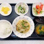 8月17日水曜日　きょうのお昼ごはんは、回鍋肉風・トマトサラダ・塩昆布和え・スープ・くだものでした。