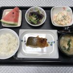 8月18日木曜日　きょうのお昼ごはんは、鰆の黄身焼き・蒸しなすの薬味和え・おからサラダ・みそ汁・くだものでした。