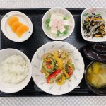 8月20日土曜日　きょうのお昼ごはんは、豚肉とゴーヤのみそだれ炒め・ひじきサラダ・あんかけ奴・みそ汁・くだものでした。