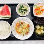 8月23日火曜日　きょうのお昼ごはんは、じゃがいもとウインナーのクリームマヨ焼き・カラフルサラダ・酢みそ和え・みそ汁・くだものでした。