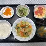 8月27日土曜日　きょうのお昼ごはんは、ズッキーニと鶏肉のカレー炒め・トマトオムレツ・浅漬け・スープ・くだものでした。