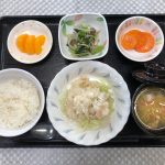 8月29日月曜日　きょうのお昼ごはんは、蒸し鶏の油淋鶏風・きのこのナムル・レモンバター人参・スープ・くだものでした。