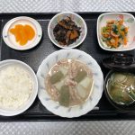 8月30日火曜日　きょうのお昼ごはんは、かぶと豚肉の治部煮風・天かす和え・ひじき煮・みそ汁・くだものでした。