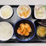 9月5日月曜日　きょうのお昼ごはんは、ソーセージと厚揚げのケチャップ炒め・甘酸っぱさおさつサラダ・おかか和え・みそ汁・くだものでした。