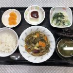 9月15日木曜日　きょうのお昼ごはんは、豚肉と切り昆布の炒め物・和え物・梅香味奴・みそ汁・くだものでした。