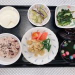 ９月19日月曜日・敬老の日スペシャル　きょうのお昼ごはんは、お赤飯、鶏肉の味噌漬け蒸し、薬味なす、もずく和え、お吸い物、くだものでした。