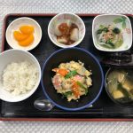 9月20日火曜日　きょうのお昼ごはんは、親子煮、おろし和え、里芋の味噌だれ、味噌汁、くだものでした。