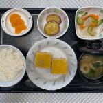 9月29日木曜日　きょうのお昼ごはんは、豚挽肉のしぐれ蒸し・さつまいもの甘露煮・浅漬け・みそ汁・くだものでした。