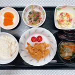 9月30日金曜日　きょうのお昼ごはんは、タンドリーチキン・ポテトサラダ・梅おかか和え・みそ汁・くだものでした。