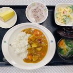 9月22日木曜日　きょうのお昼ごはんは、おさつと挽肉のカレー・マカロニサラダ・ゆかり大根・スープ・くだものでした。