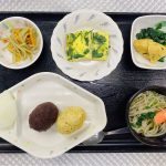 9月23日金曜日　きょうのお昼ごはんは、おはぎ・千草焼き・含め煮・きんぴら・おそば・くだものでした。