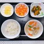 10月4日火曜日　きょうのお昼ごはんは、豆乳煮・人参しりしり・ごま和え・くだものでした。