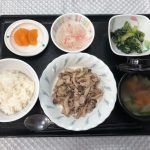 10月5日水曜日　きょうのお昼ごはんは、豚肉ときのこの炒め物・青菜とわかめのサラダ・大根のくずあん・みそ汁・くだものでした。