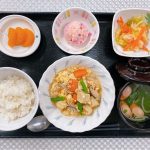 10月6日木曜日　きょうのお昼ごはんは、ツナと高野豆腐の卵とじ・生姜和え・しば漬けポテト・みそ汁・くだものでした。