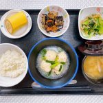 10月7日金曜日　きょうのお昼ごはんは、鶏キャベツだんご・なめたけ和え・ひじき煮・みそ汁・くだものでした。