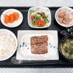 10月8日土曜日　きょうのお昼ごはんは、鰆のごま焼き・里芋の煮ころがし・わさび和え・みそ汁・くだものでした。