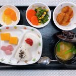 10月10日月曜日・スポーツの日　きょうのお昼ごはんは、【お弁当お楽しみメニュー】おむすび・コロッケ・卵焼き・ほうれん草のソテー・人参の甘煮・みそ汁・フルーツでした。