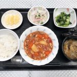 10月14日金曜日　きょうのお昼ごはんは、ポークビーンズ・大根サラダ・生姜和え・みそ汁・くだものでした。