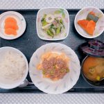 10月15日土曜日　きょうのお昼ごはんは、麻婆炒り卵・小松菜とちくわのおろし和え・かぼちゃ煮・みそ汁・くだものでした。