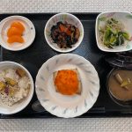 10月26日水曜日　きょうのお昼ごはんは、さつまいもご飯・鰆のもみじ焼き・含め煮・和え物・みそ汁・くだものでした。