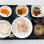 11月4日金曜日　きょうのお昼ごはんは、鶏肉の梅照り焼き・わかめと大根の和え物・かぼちゃミルク煮・みそ汁・くだものでした。