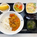 11月8日火曜日　きょうのお昼ごはんは、カレーライス・スパゲティサラダ・浅漬け・スープ・くだものでした。