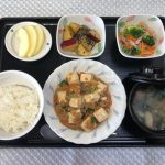 11月28日月曜日　きょうのお昼ごはんは、麻婆豆腐・中華和え・大学芋煮・スープ・くだものでした。