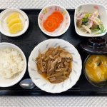 11月21日月曜日　きょうのお昼ごはんは、豚肉とごぼうのしぐれ煮・具だくさんおろし・レモンバター人参・みそ汁・くだものでした。