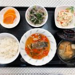 11月25日金曜日　きょうのお昼ごはんは、鰆の野菜あんかけ・おからサラダ・ごま和え・みそ汁・くだものでした。