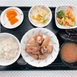 11月30日水曜日　きょうのお昼ごはんは、里芋と厚揚げのこっくり煮・ゆず浸し・ブロッコリーの卵炒め・みそ汁・くだものでした。