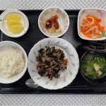 12月2日金曜日　きょうのお昼ごはんは、磯炒め・煮なます・梅じゃが・みそ汁・くだものでした。