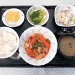 12月3日土曜日　きょうのお昼ごはんは、鶏肉のケチャップ炒め・甘すっぱおさつサラダ・生姜和え・みそ汁・くだものでした。