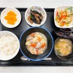 12月9日金曜日　きょうのお昼ごはんは、吉野煮・天かす和え・ひじき炒め・みそ汁・くだものでした。