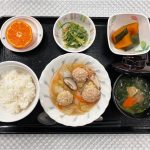 12月17日土曜日　きょうのお昼ごはんは、肉だんごと白菜の旨煮・かぼちゃ煮・水菜のからし酢みそがけ・みそ汁・くだものでした。