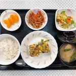 12月16日金曜日　きょうのお昼ごはんは、和風チーズオムレツ・サラダ・根菜きんぴら・みそ汁・くだものでした。