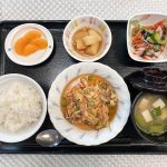 12月27日火曜日　きょうのお昼ごはんは、かに玉・春雨サラダ・じゃが煮・スープ・くだものでした。