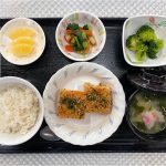 1月6日金曜日　きょうのお昼ごはんは、松風焼き・生姜和え・含め煮・みそ汁・くだものでした。