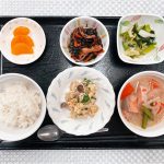 1月16日月曜日　きょうのお昼ごはんは、鮭と根菜の酒粕煮・ひじき炒め・からし和え・みそ汁・くだものでした。